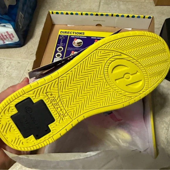 Heelys

Rezerve Low Peeps kids sneakers youth 6 brand new in box - Picture 7 of 9